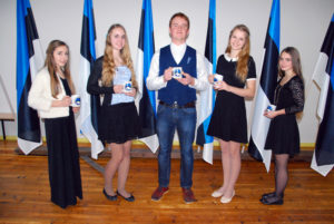 Eesti-Lipu-Seltsi-poolt-kingitud-tassid-ettekannetega-esinenud-õpilastele